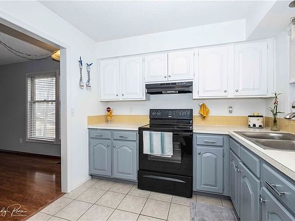 3rd image of 2 Gretchen Ln