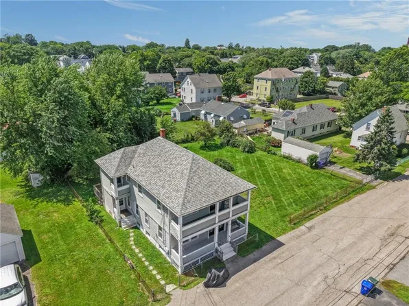 46 E St, Bristol, RI 02809