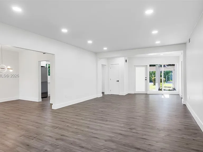 1500 NE 13th Pl — Photo 3