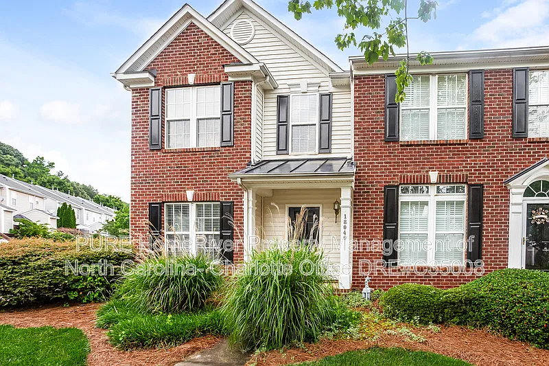 3 bed, 2.5 bath, 1450 sqft, $1,680 — Photo 2