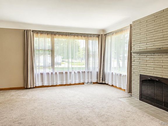 5th image of 215 White St