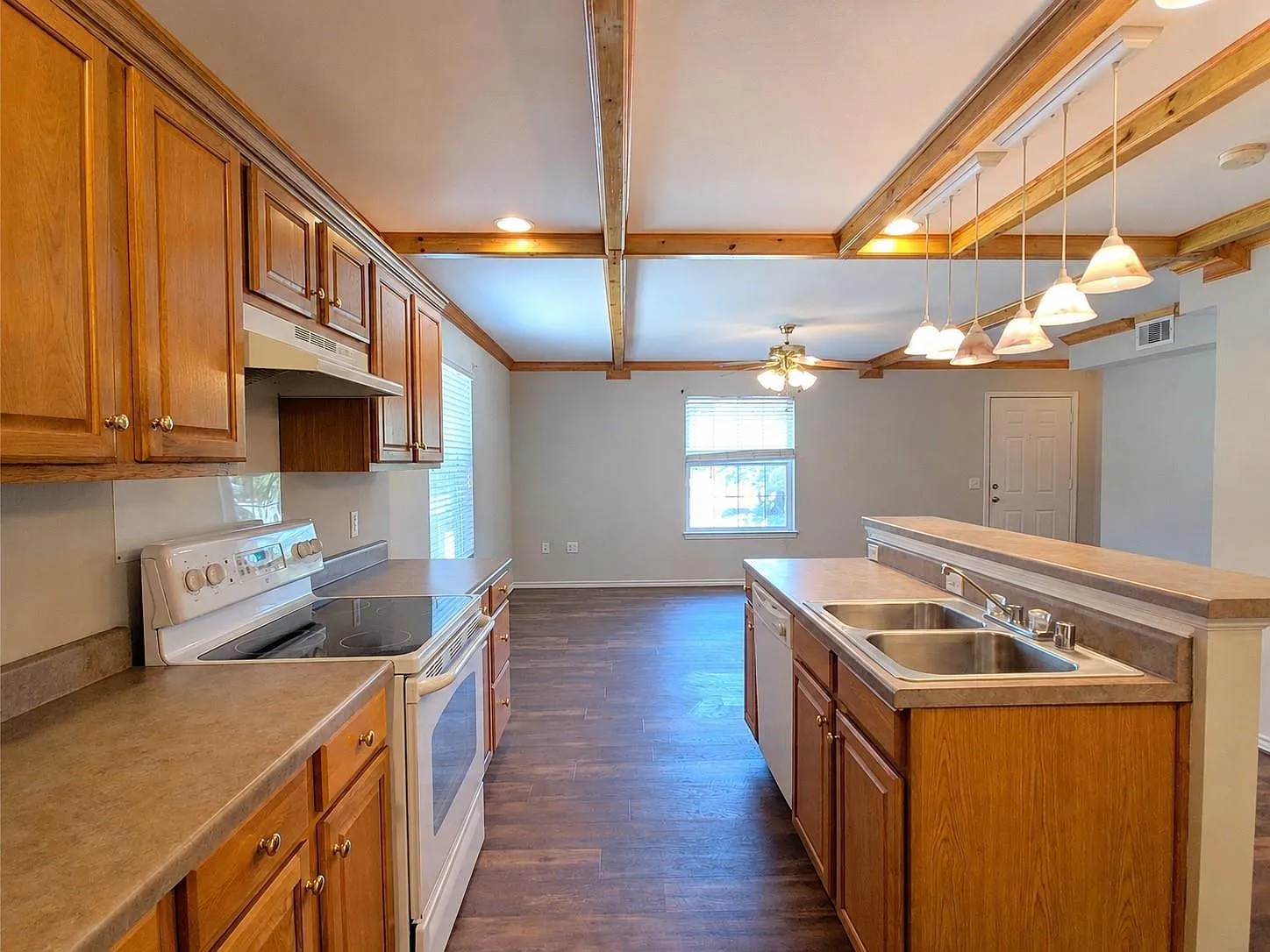 3 bed, 2.0 bath, 1300 sqft, $1,650 — Photo 4