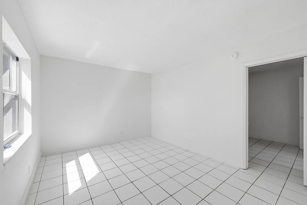 living room - 400 SE 31st St #4