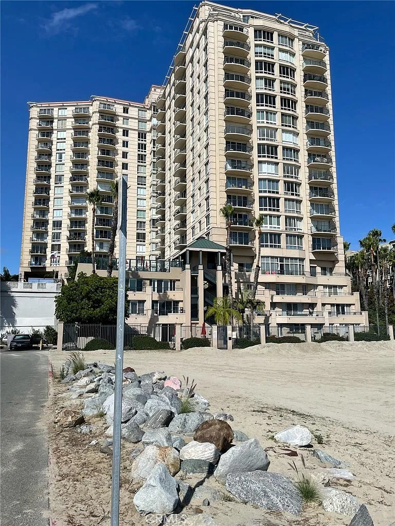 2 bed, 1369 sqft, $4,600 — Photo 1
