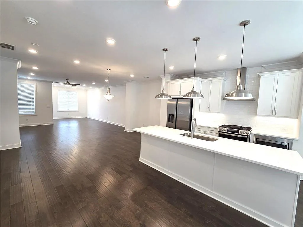 3 bed, 3.5 bath, 2186 sqft, $3,000 — Photo 2