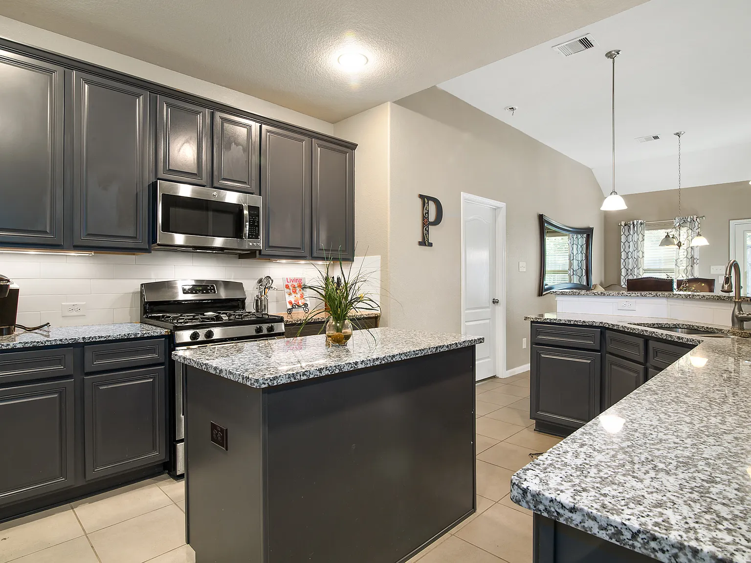 5 bed, 3.5 bath, 3062 sqft, $3,100 — Photo 4