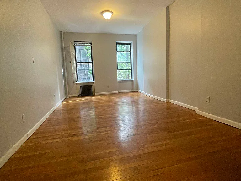218 E 27th St #7 — Photo 1