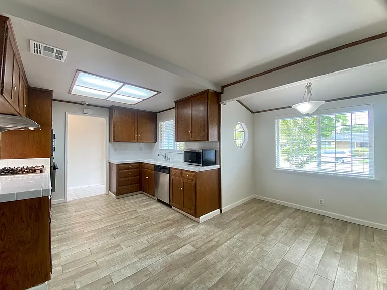 5138 Eggers Dr — Photo 3