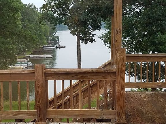 3rd image of 140 River Lake Dr