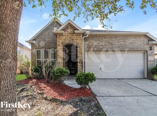 6823 Hunters Way Ln, Baytown, TX 77521
