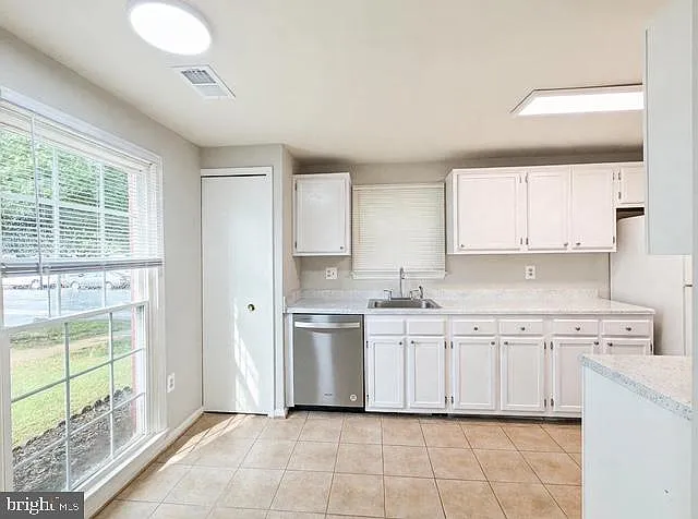 3 bed, 2.5 bath, 1216 sqft, $2,600 — Photo 2