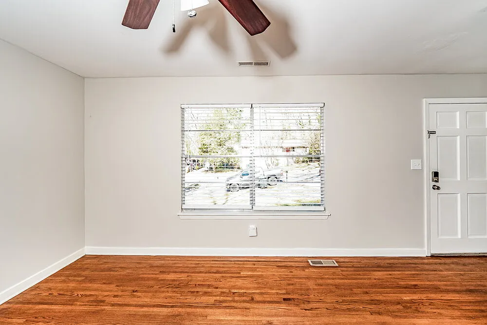 3 bed, 1.0 bath, 2016 sqft, $1,280 — Photo 4
