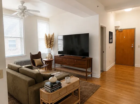 618 1/2 Church St, Evanston, IL 60201