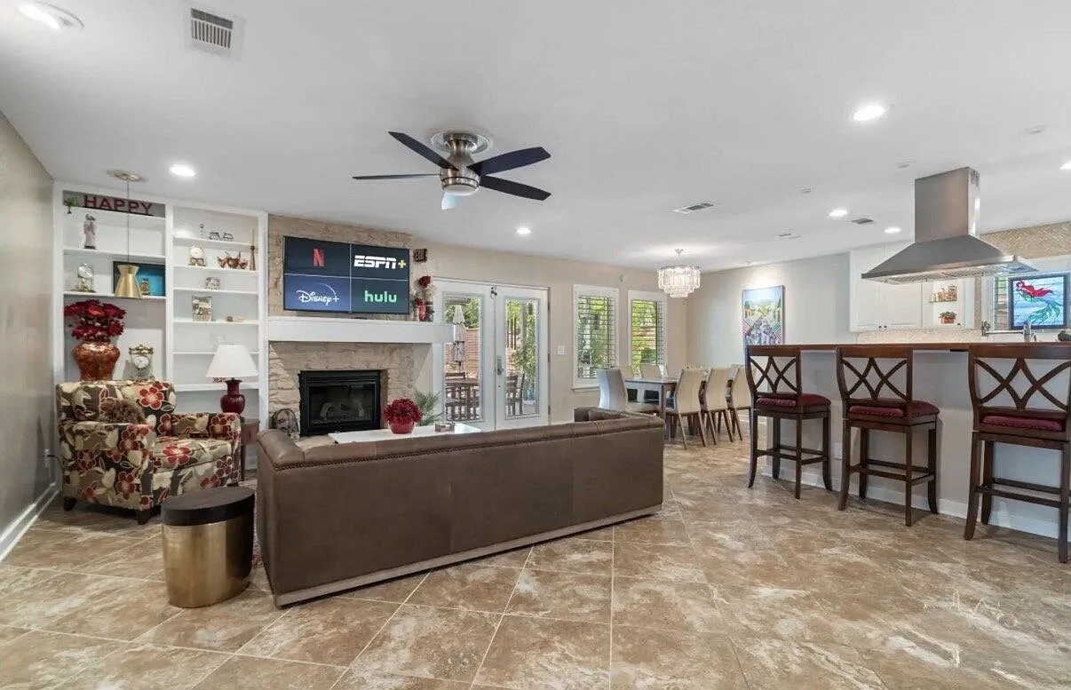 4 bed, 3.0 bath, 2050 sqft, $3,995 — Photo 4