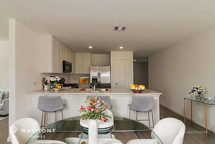 4 bed, 2.0 bath, 2279 sqft, $2,270 — Photo 4