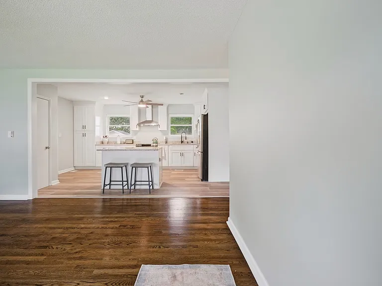 220 Manchester Dr — Photo 6