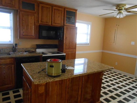 4th image of 828 Hilltop Dr