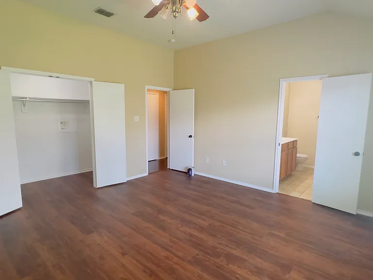 1031 Johnson City Ave — Photo 10