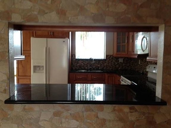 Open counter to kitchen from dining area