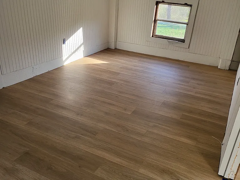 Upstairs Middle Room ( possibly 4th bedroom) 
No closet