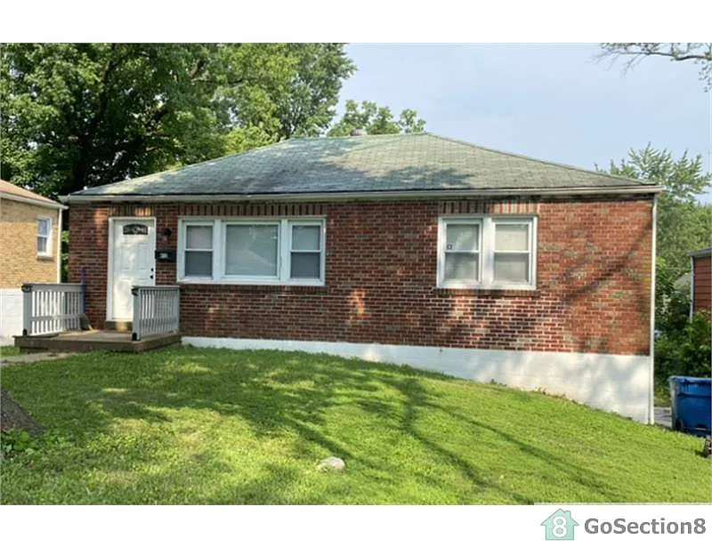 412 Warfield Ave photo 1