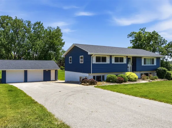 10004 Hawks Haven Rd, Cedar Rapids, IA 52411