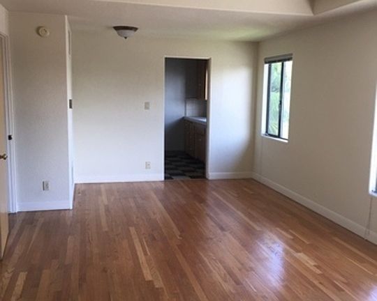 3rd image of 1315 N Poinsettia Pl APT 2