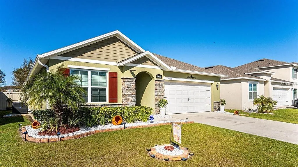 3 bed, 2.0 bath, 1672 sqft, $2,399 — Photo 1