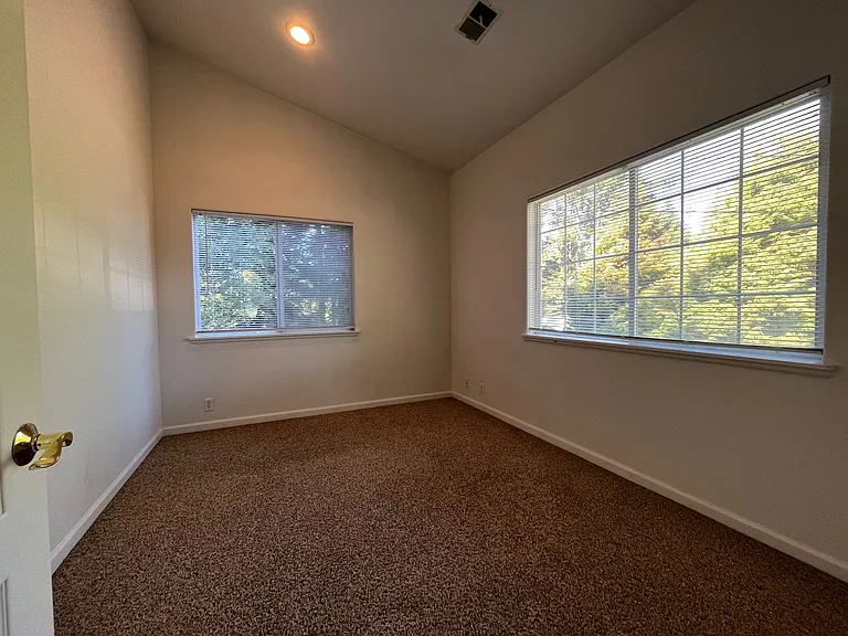 1146 Vista Dr — Photo 8