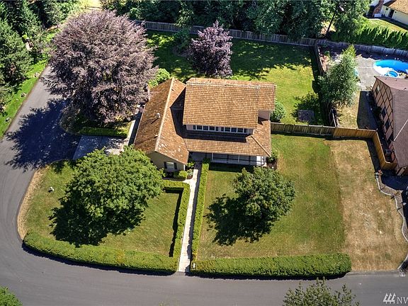 Just look at the detail and the mature landscaping- pride in ownership! 