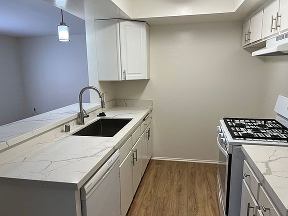 2nd image of 134 8th St APT D