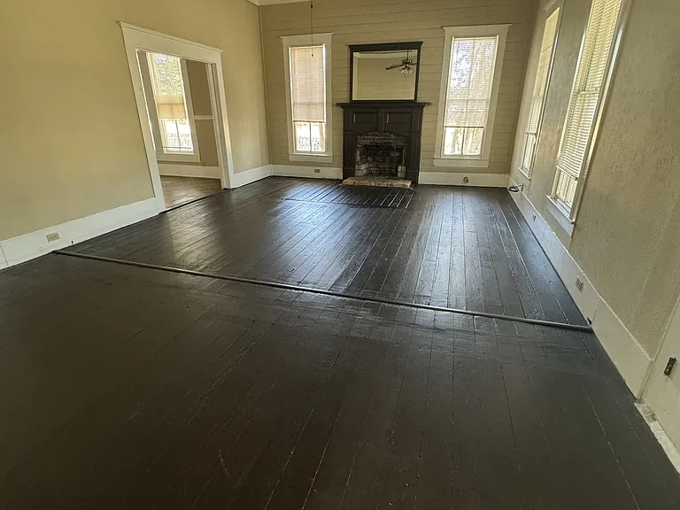 302 S Burleson — Photo 1