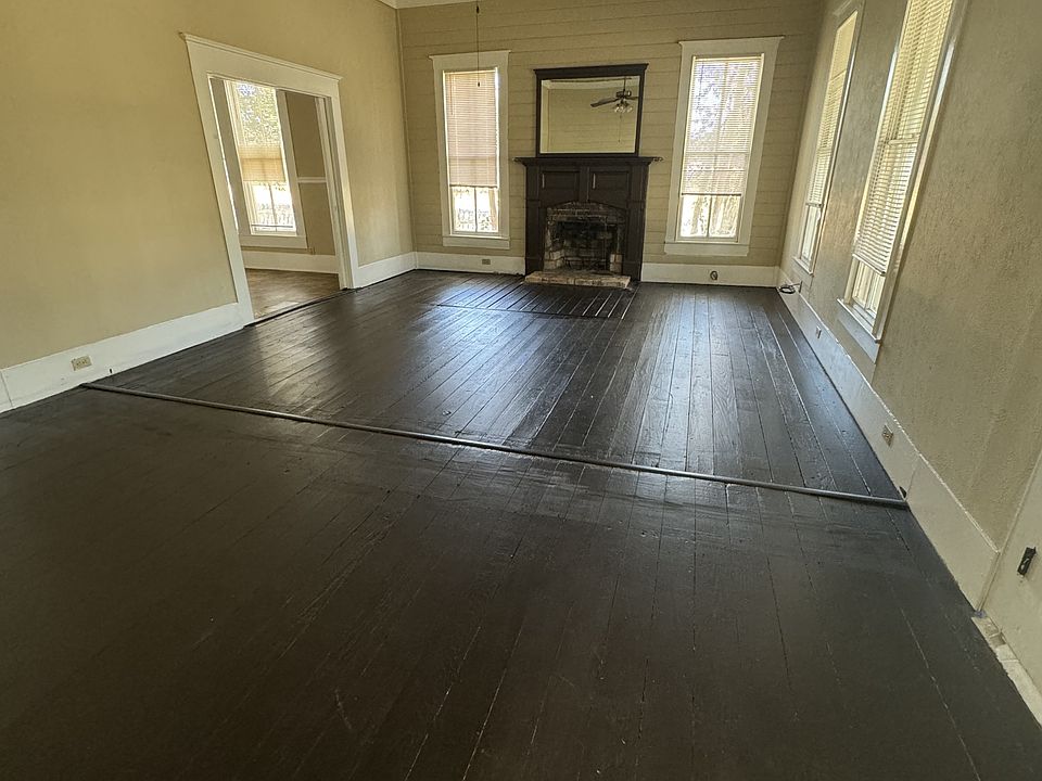 1st image of 302 S Burleson St
