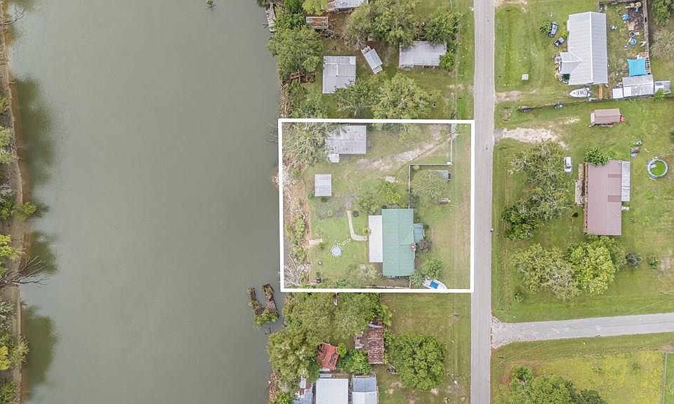 1st image of 204 Riverview Dr