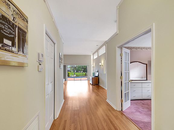 3rd image of 221 Saratoga Boulevard E
