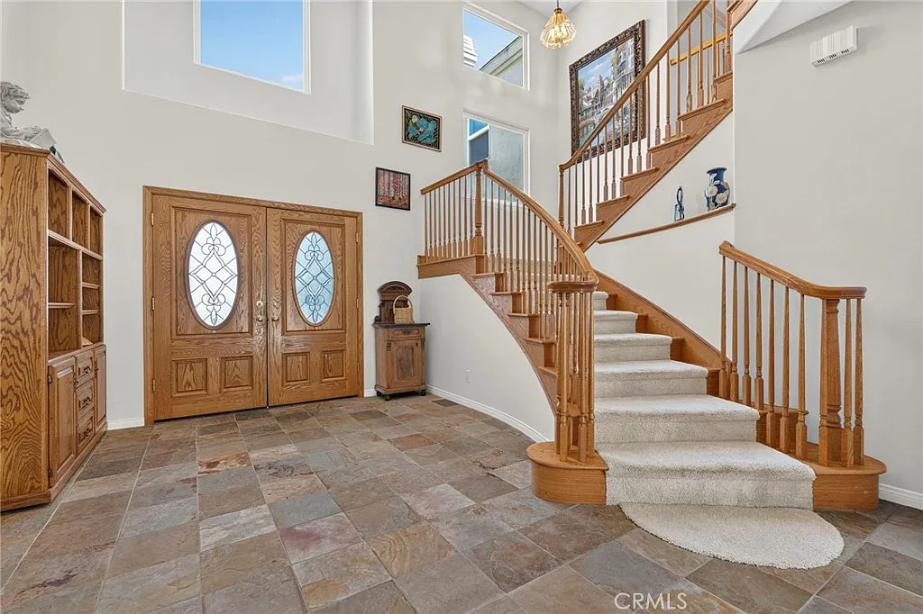 5 bed, 4040 sqft, $7,995 — Photo 3
