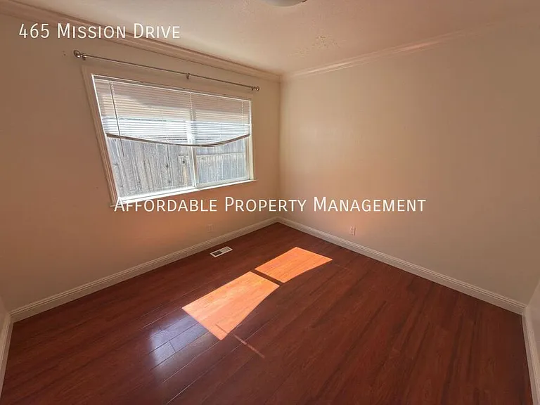 465 Mission Dr — Photo 17