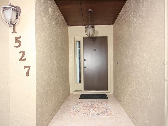 3rd image of 1527 W Crossbeam Cir