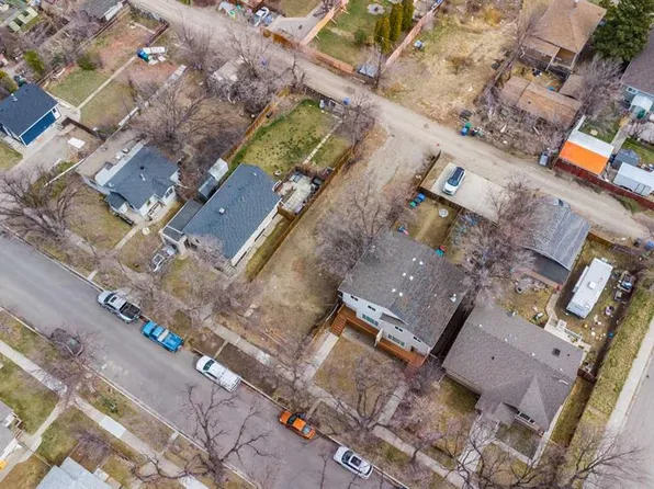 809 B St N #12, Lethbridge, AB T1H 2M1