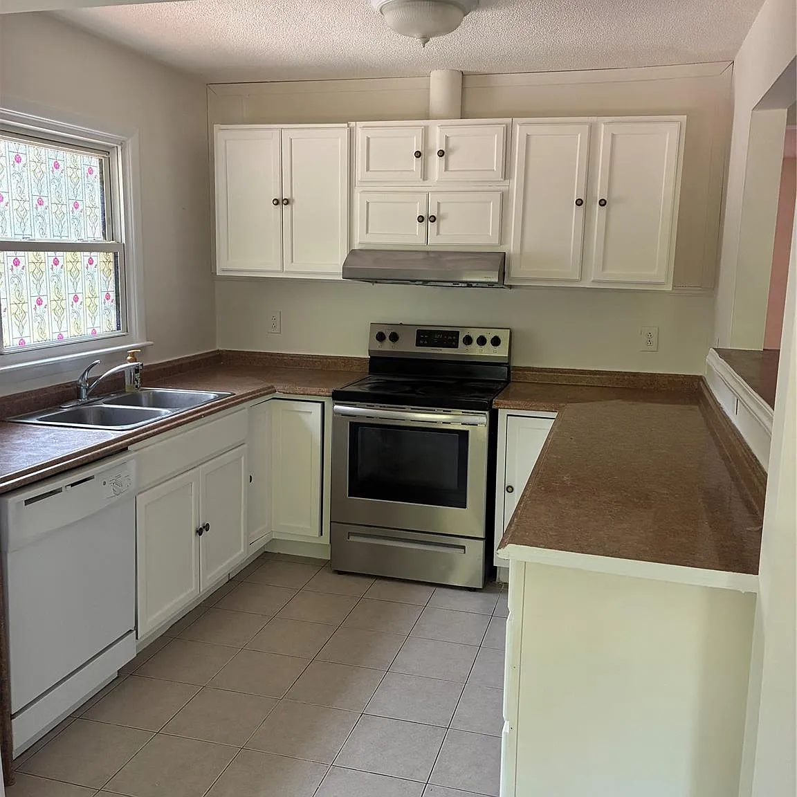 3 bed, 1.5 bath, 1919 sqft, $1,600 — Photo 3