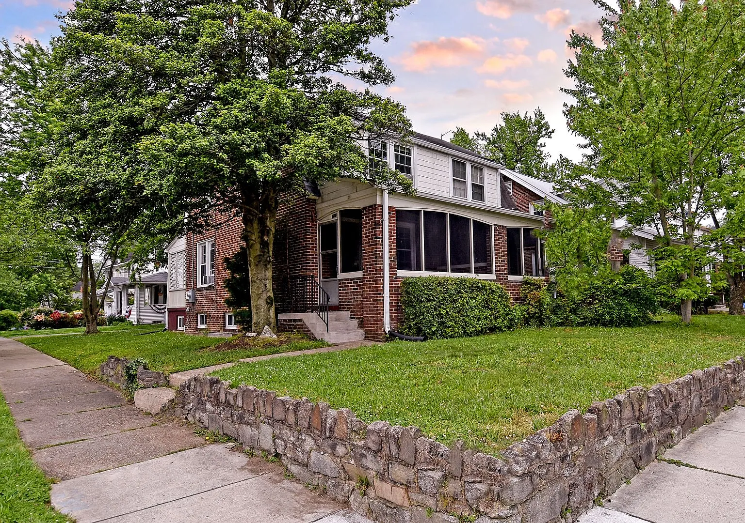 Experience the perfect combination of charm, style, and convenience in the highly desirable Auror... — Photo 1