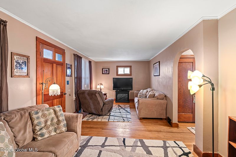 4th image of 62 Pershing Drive