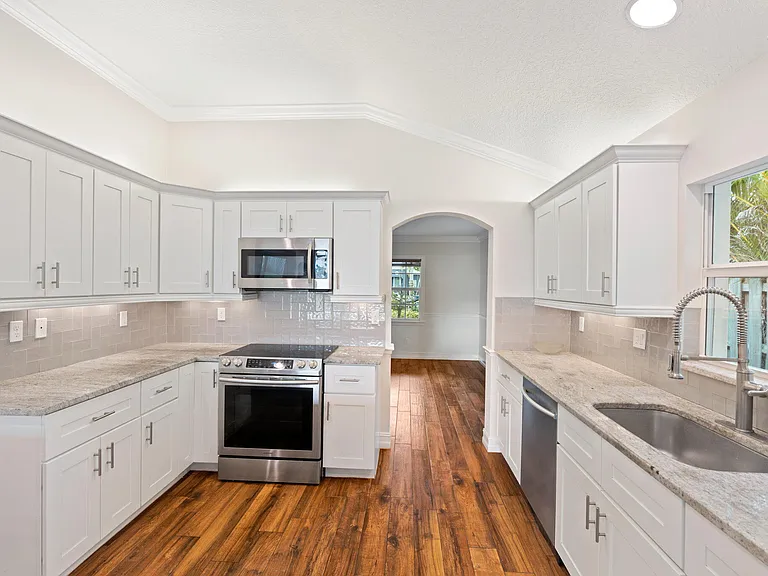 17735 Carver Ave — Photo 9