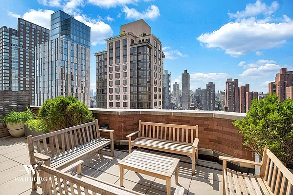 Sold by Warburg | media 4