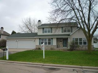 1241 Fieldview Dr, Menasha, WI 54952