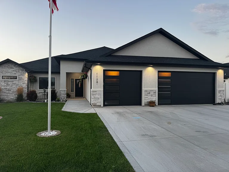 1134 Vista Ave — Photo 2