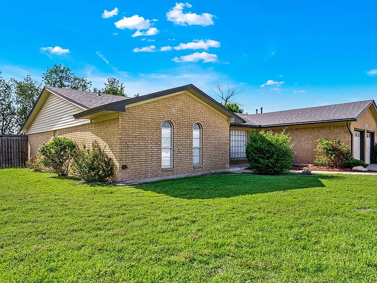 6943 NW Eisenhower Dr — Photo 3