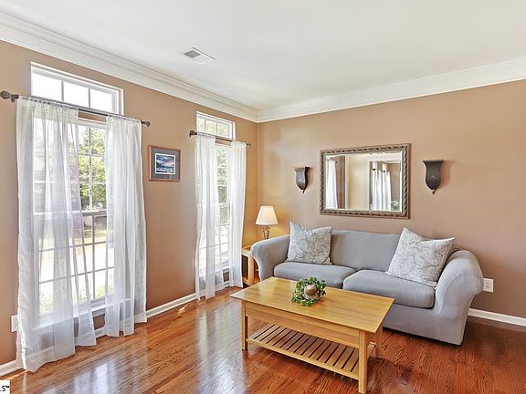 3rd image of 10 Brighthaven Ct