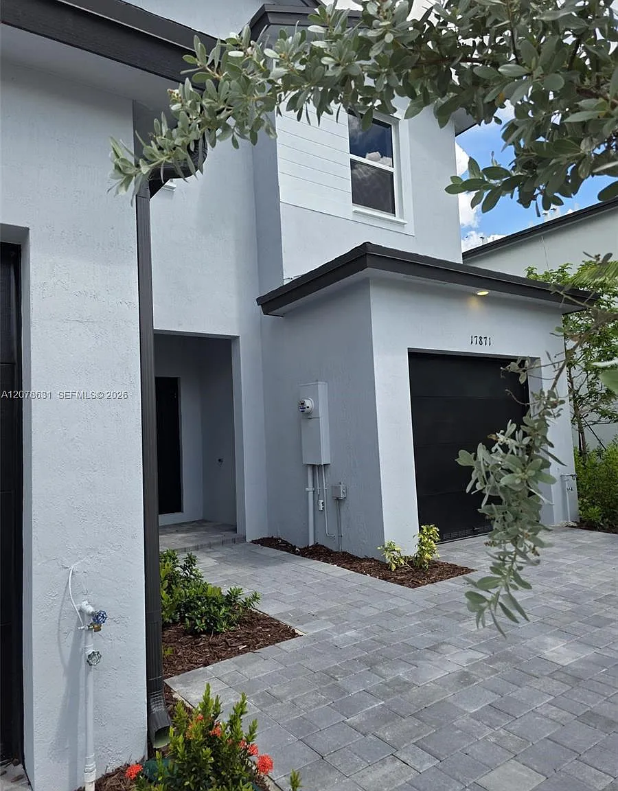 3 bed, 3.0 bath, 1827 sqft, $3,000 — Photo 2