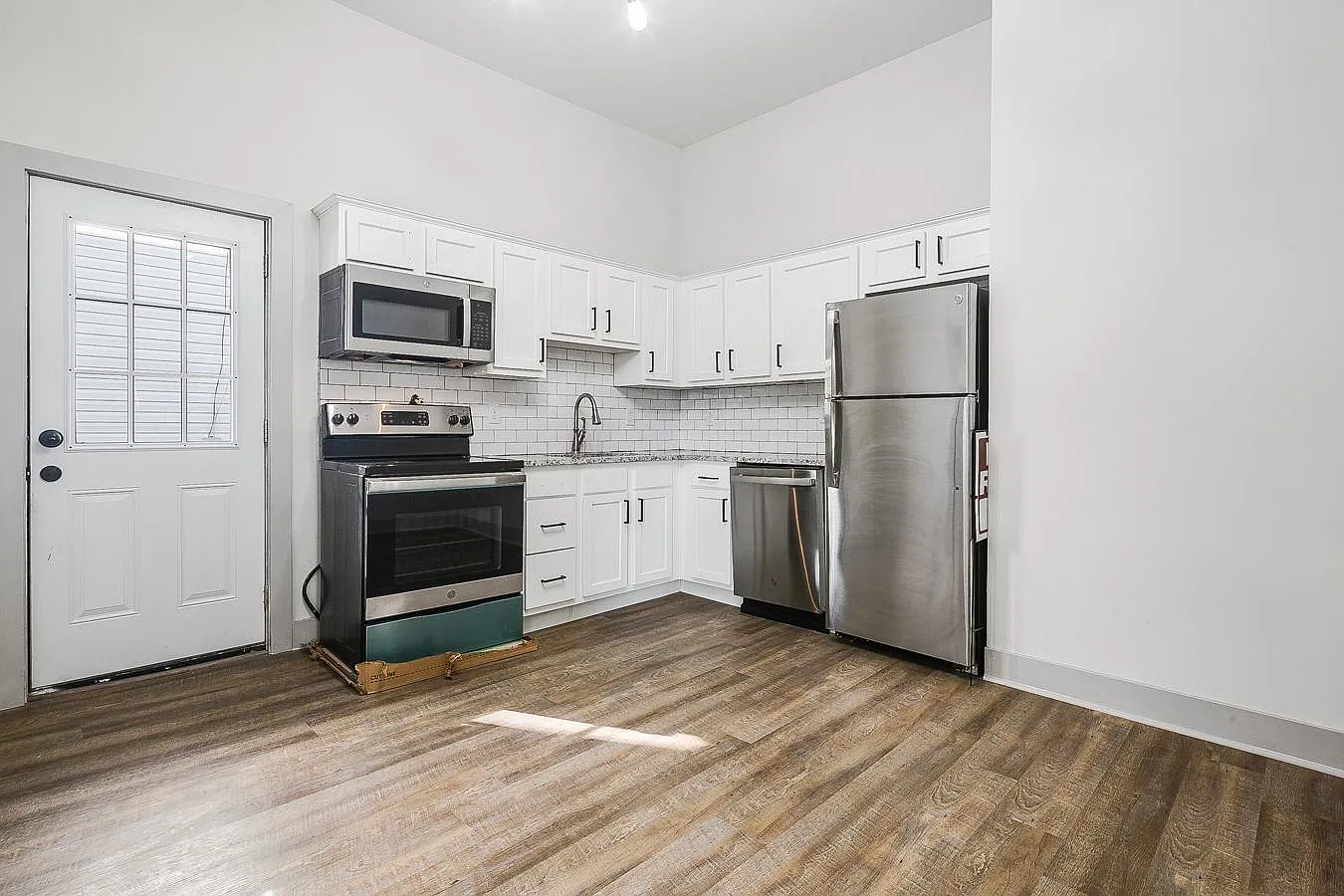 818 E Elm St — Photo 3